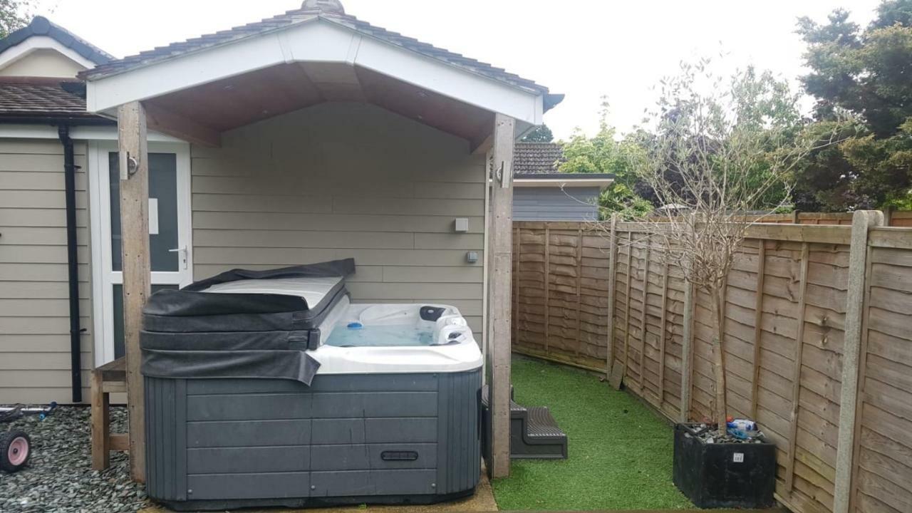 Four Corners Holiday Home Hot Tub & Sauna Ferndown Exteriör bild